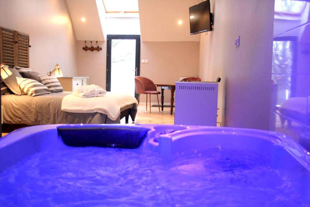 Bed and Breakfast Domaine Du Bois Chaumet Couzon Экстерьер фото